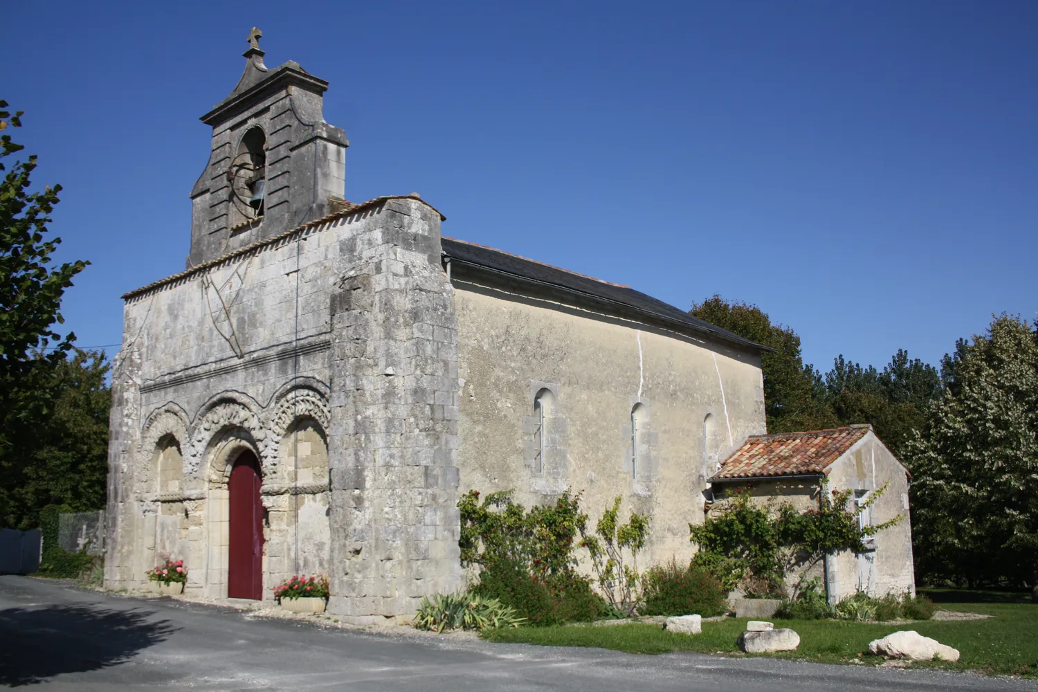Image qui illustre: église Saint-Maxime à Antezant-la-Chapelle - 0