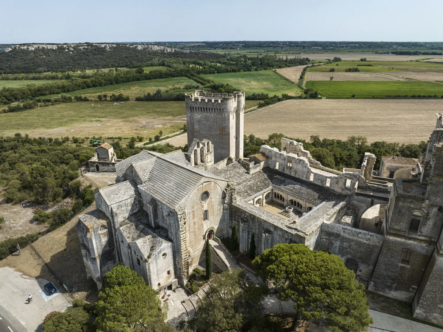 Image qui illustre: A la découverte de l'abbaye de Montmajour à Arles - 0