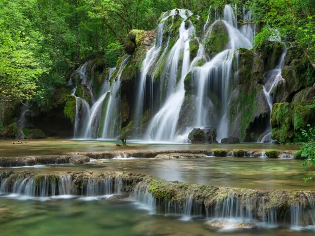 Image qui illustre: Reculée Des Planches Et Cascade Des Tufs