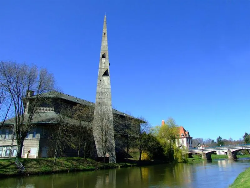 Image qui illustre: Église moderne Saint-Remy de Baccarat