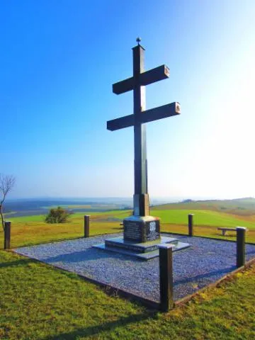Image qui illustre: Croix de Lorraine du site du Mont Saint-Pierre à Villers-Stoncourt en Moselle