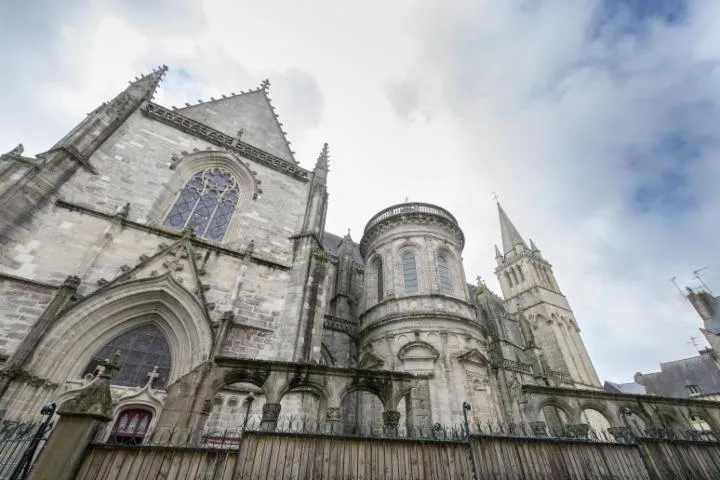 Image qui illustre: Une lecture passionnante de sept siècles d’architecture religieuse - Cathédrale Saint Pierre