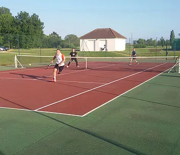 Image qui illustre: Terrain De Tennis à Saint-Genest-d'Ambière - 0