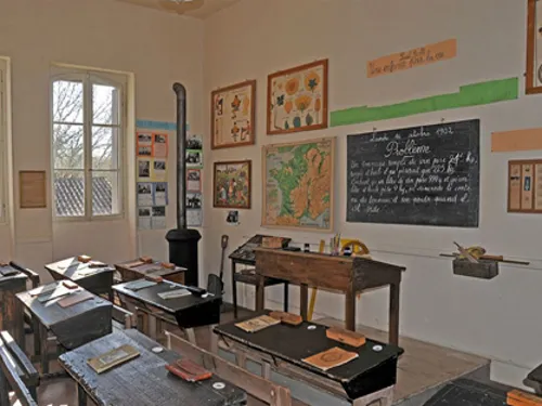 Image qui illustre: Musée De L'école Rurale D'autrefois à Saint-Pierre-de-Buzet - 0