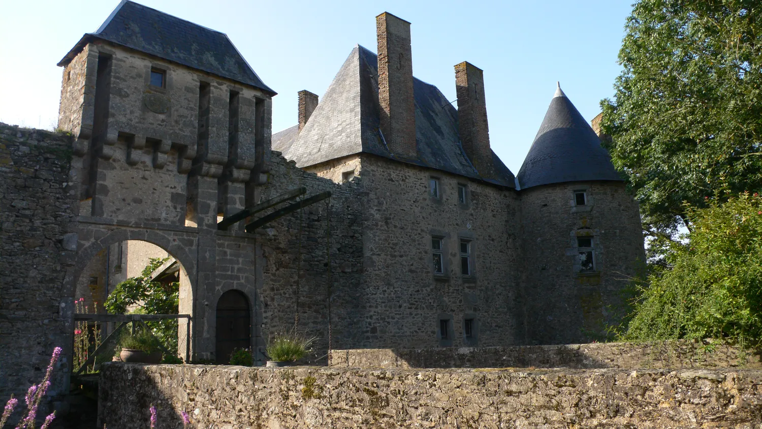 Image qui illustre: Château et Jardin de la Guyonnière à Beaulieu-sous-Parthenay - 0