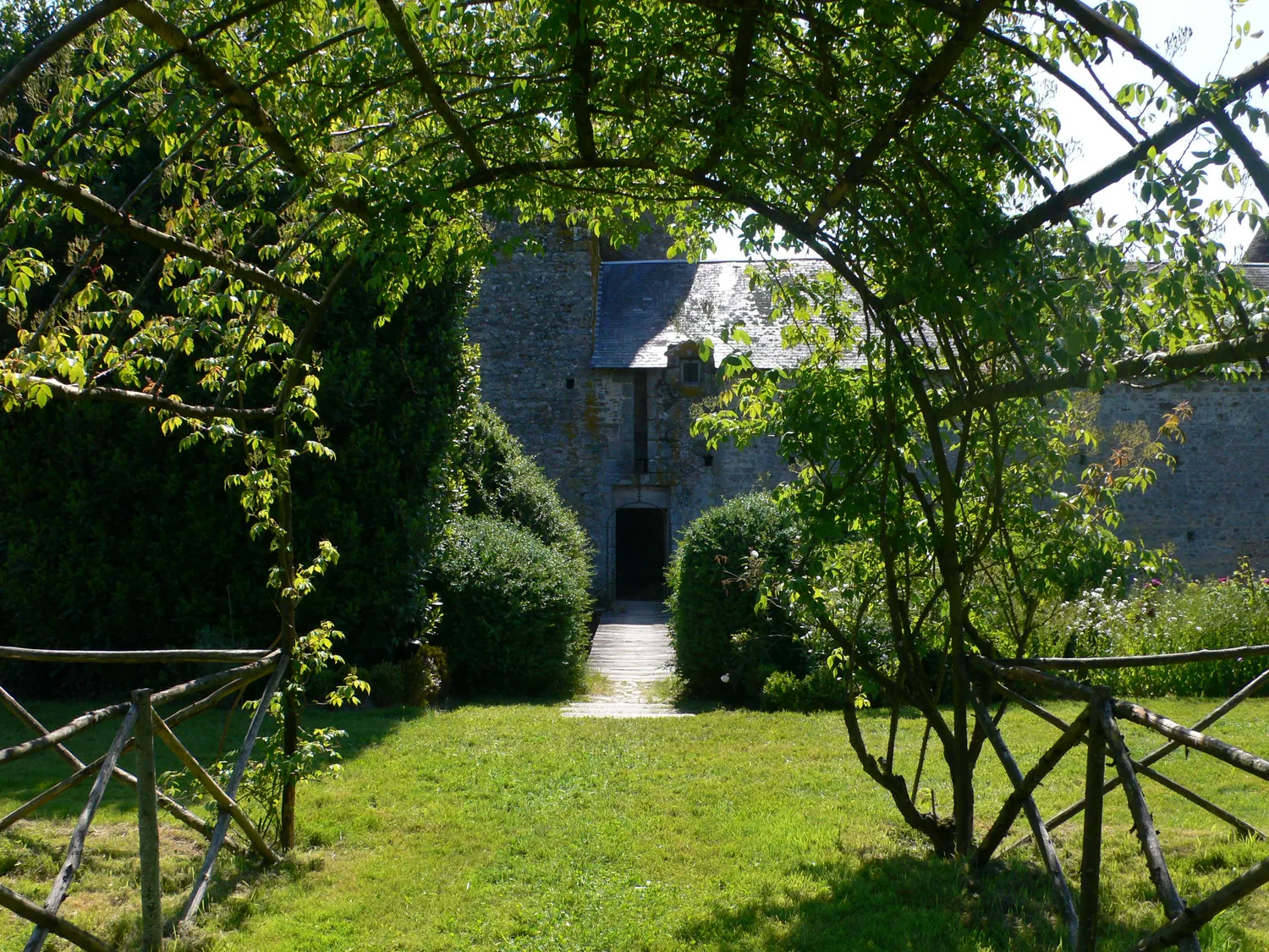 Image qui illustre: Château et Jardin de la Guyonnière à Beaulieu-sous-Parthenay - 1
