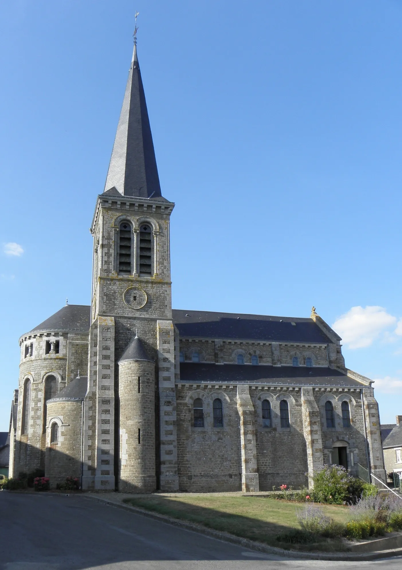 Image qui illustre: Eglise De Carelles - Saint Jean Baptiste à Carelles - 0