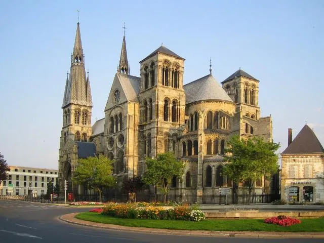 Image qui illustre: Collégiale Notre Dame En Vaux