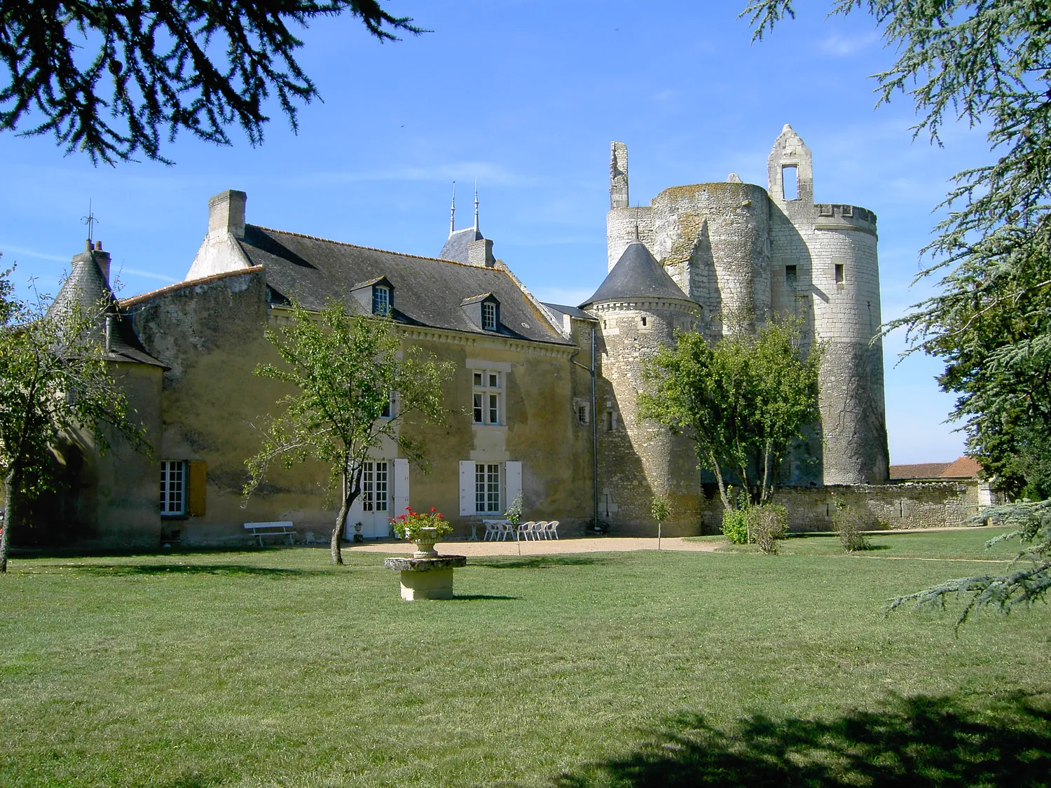 Image qui illustre: Baronnie de Saint-Cassien à Angliers - 1
