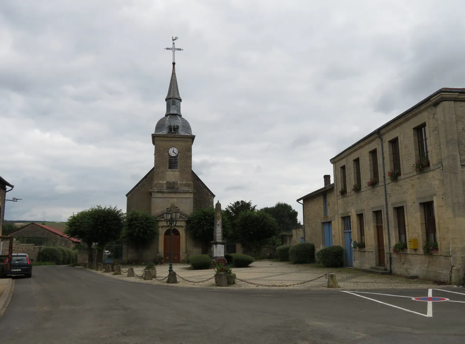 Image qui illustre: Eglise Saint-Martin à Luzy-Saint-Martin - 0