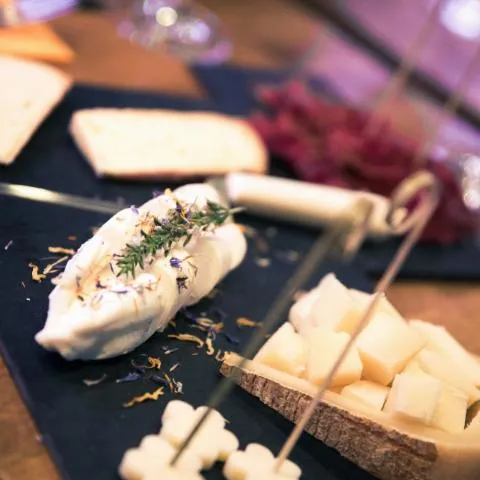 Image qui illustre: Dégustation privée de vins et de fromages