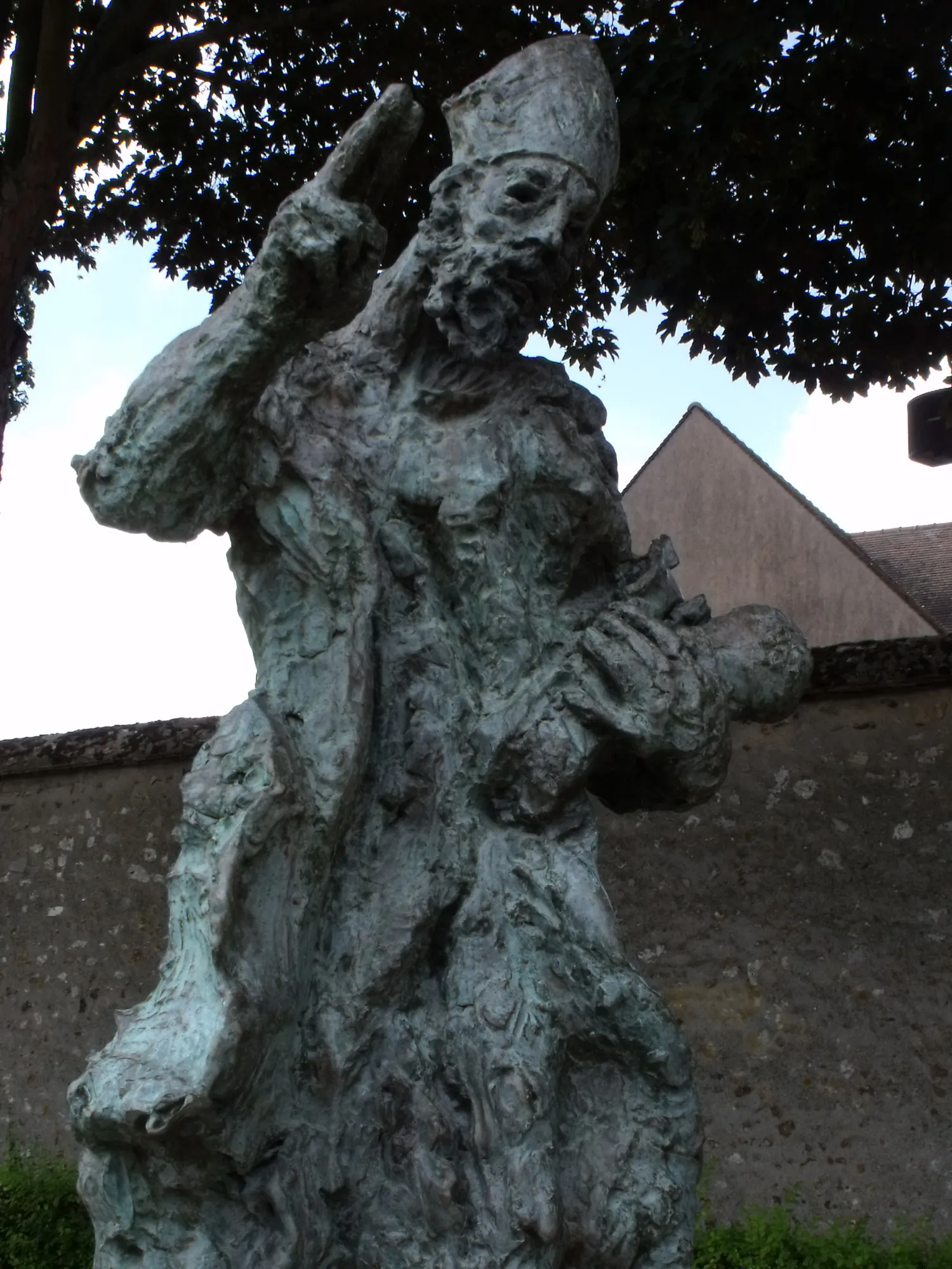 Image qui illustre: Statue de l’Évêque Saint Fulbert à Chartres - 0