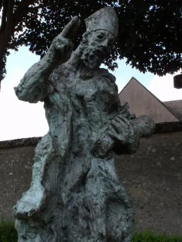 Image qui illustre: Statue de l’Évêque Saint Fulbert