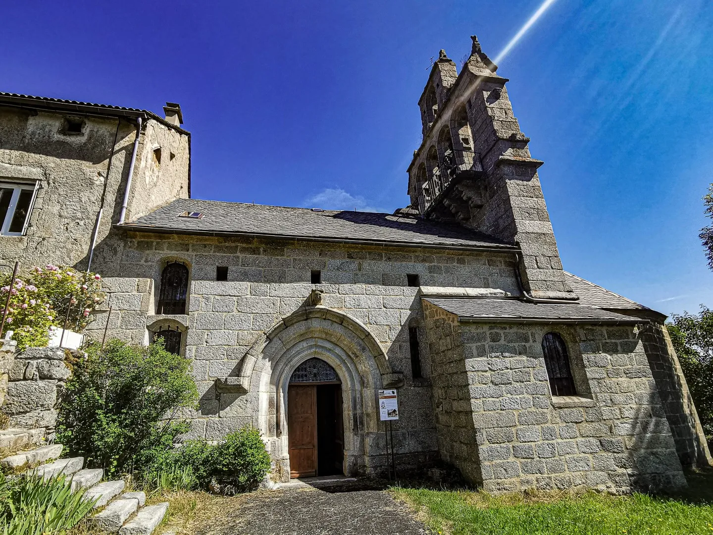 Image qui illustre: Eglise Saint-julien - Blavignac à Blavignac - 1