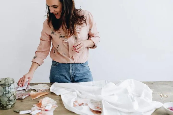 Image qui illustre: Réalisez votre foulard en soie en teinture naturelle