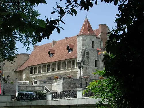 Image qui illustre: Nérac, du Château Henri IV au Moulin des Tours à Nérac - 1