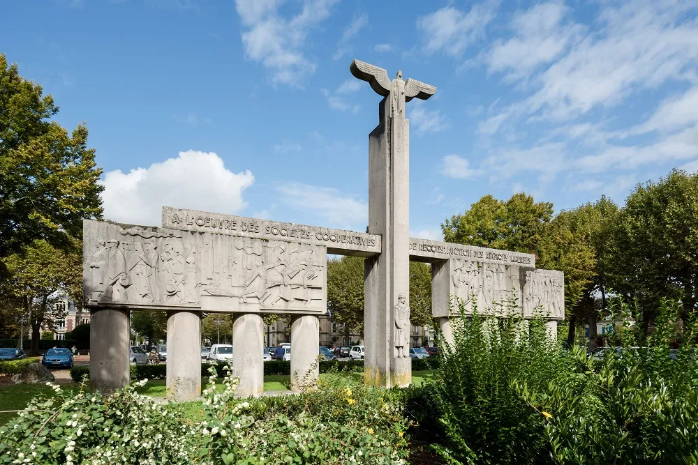 Image qui illustre: Monument Aux Sociétés Coopératives De Reconstruction à Soissons - 0