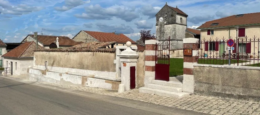 Image qui illustre: Exposition de clochers en céramique dans une église