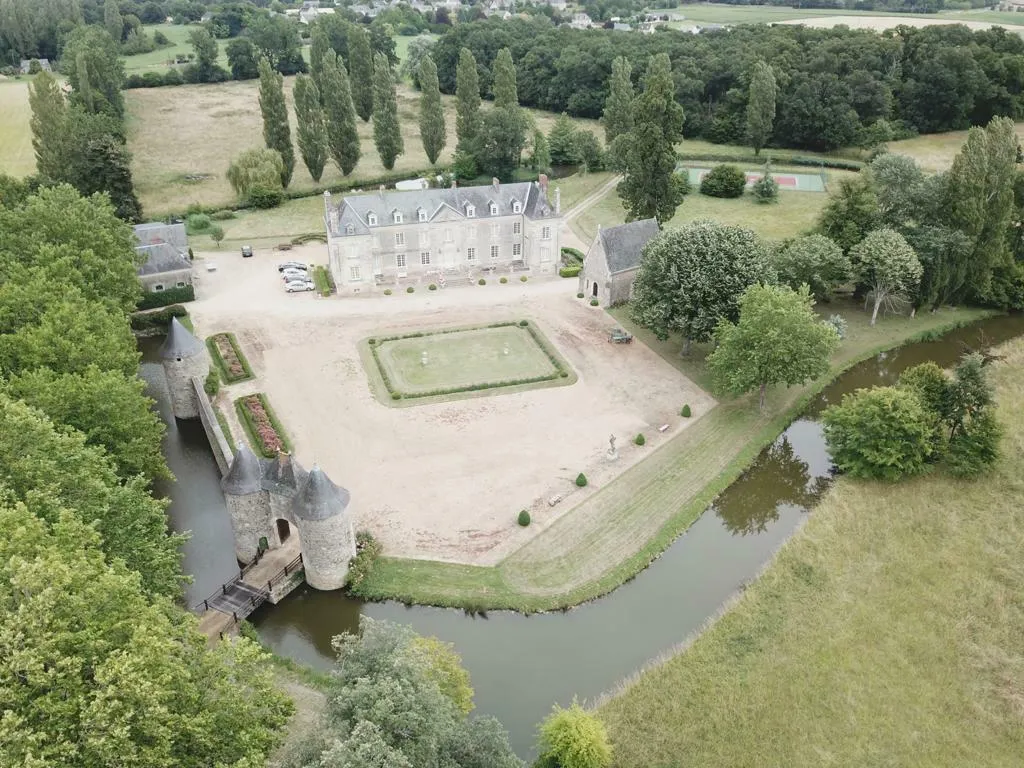 Image qui illustre: Visite accompagnée du château de Vaux à Jarzé Villages - 0