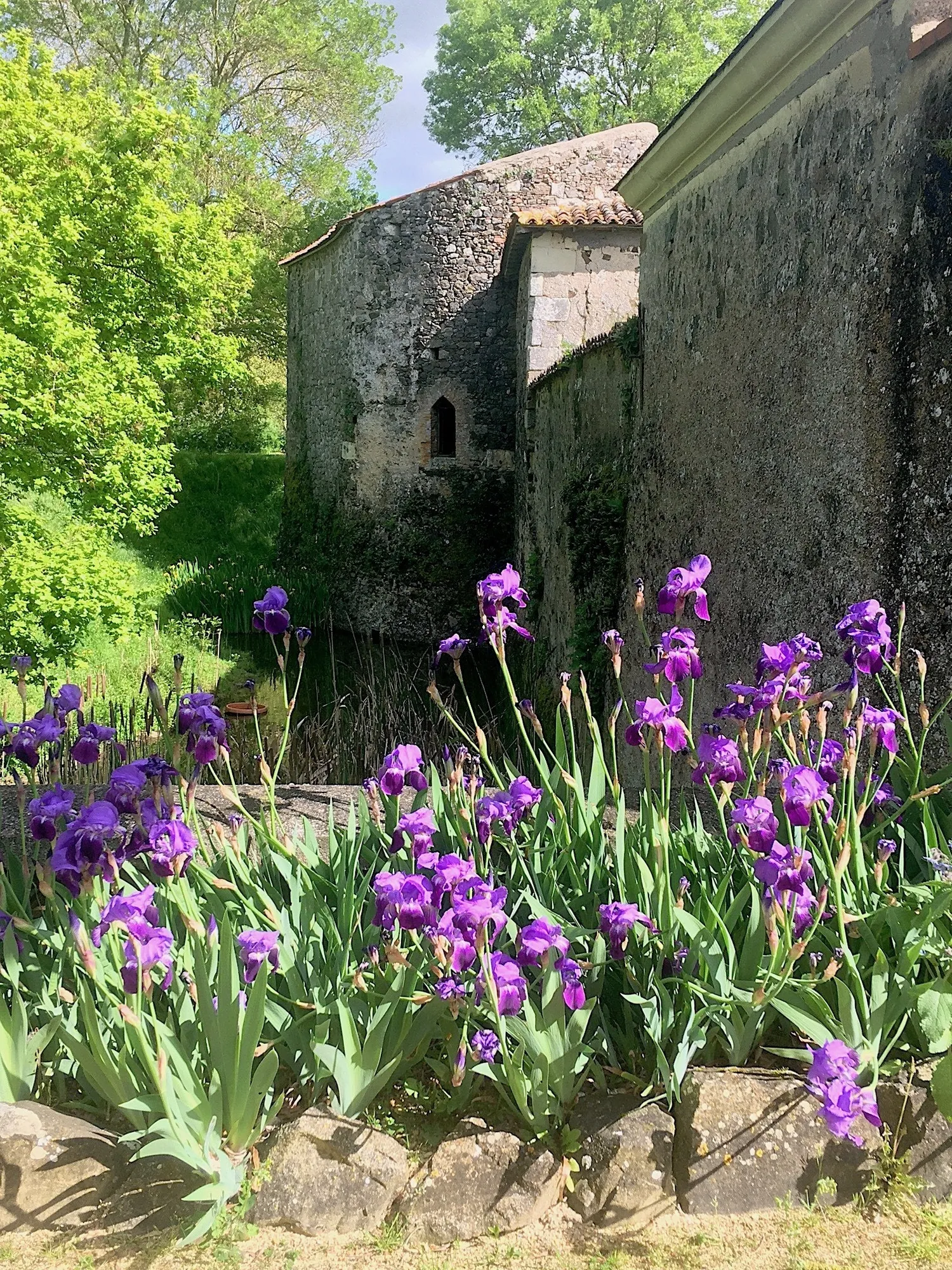 Image qui illustre: Rencontre avec artistes et artisans des métiers d'art au château de la Garenne ! à Val en Vignes - 0