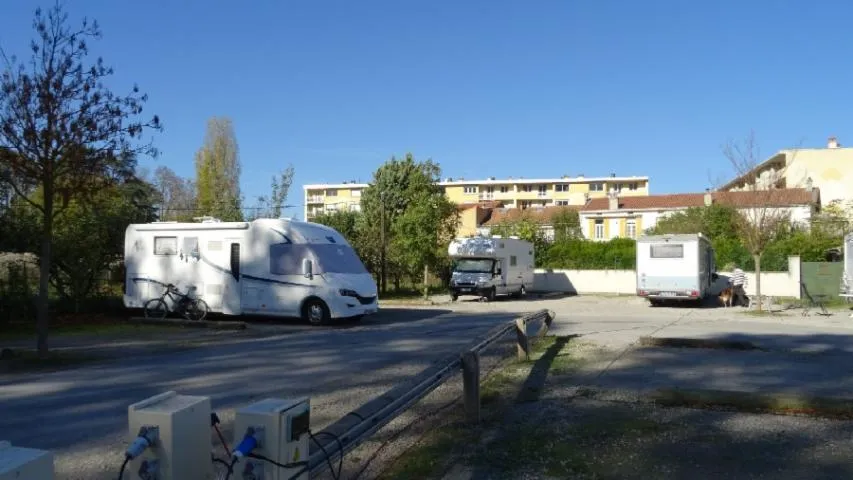 Image qui illustre: Aire de services Camping-car Park - Millau Ville