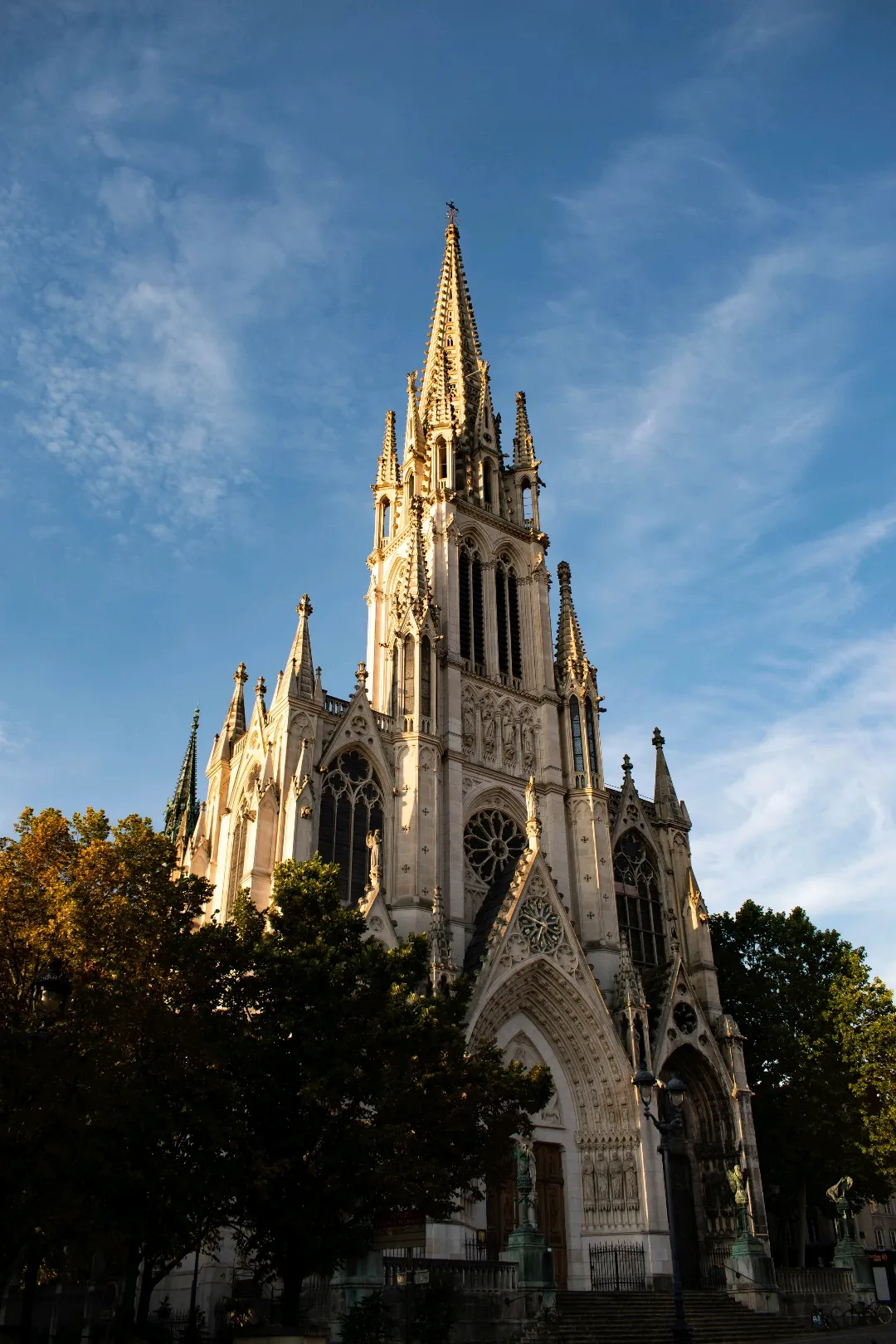 Image qui illustre: Basilique Saint Epvre