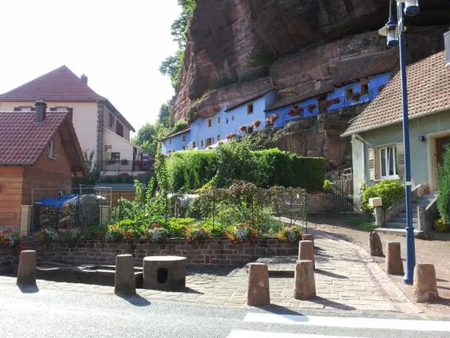 Image qui illustre: Maisons Des Rochers