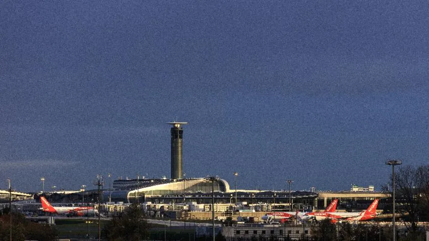 Image qui illustre: Visite circuit bus zone publique de l'aéroport Paris-Charles de Gaulle