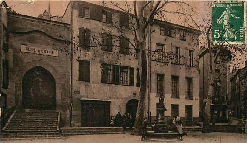 Image qui illustre: Place de la Révolution et fontaine à la Salamandre