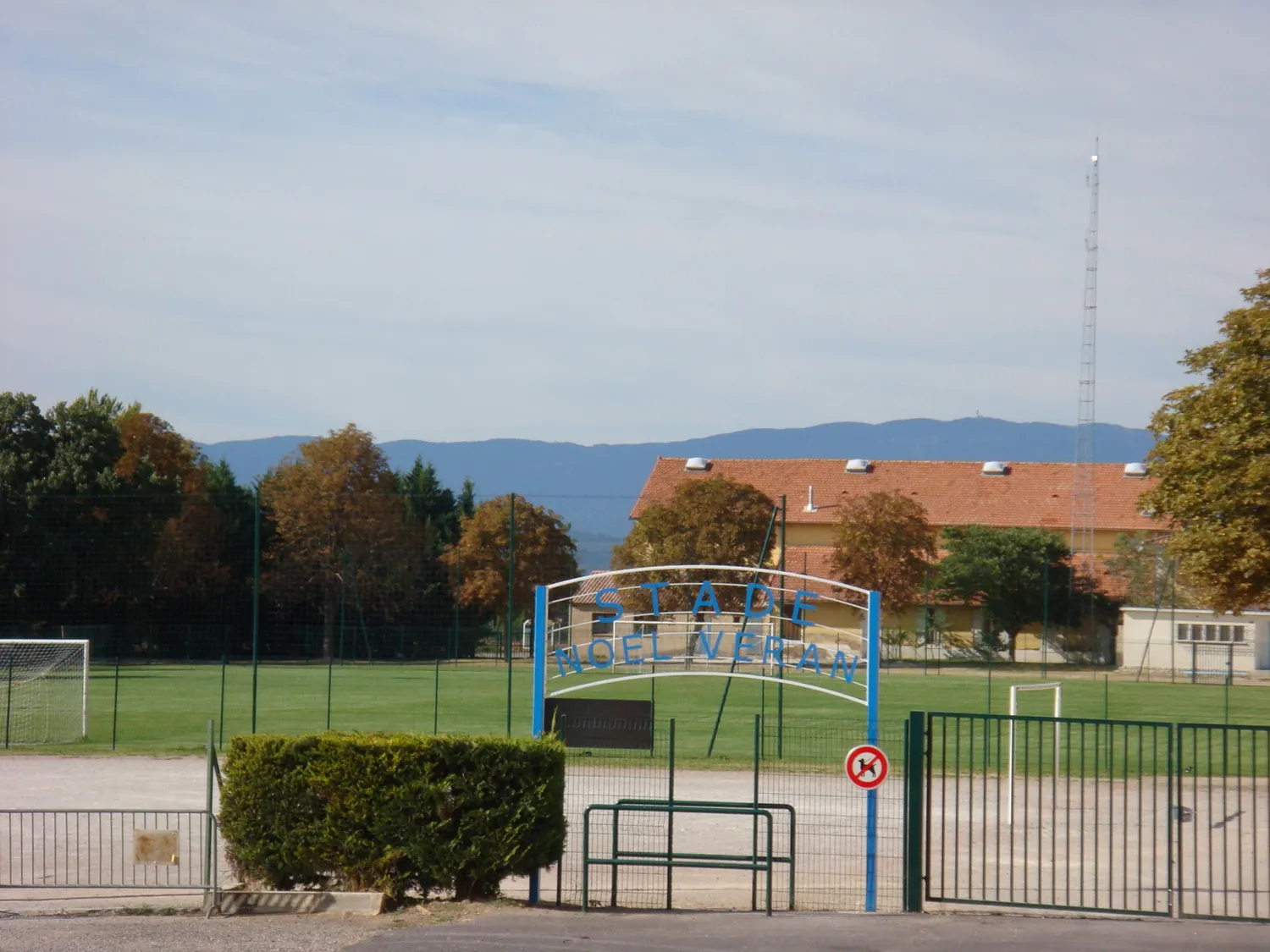 Image qui illustre: Stade Noël Véran à Meyrargues - 0