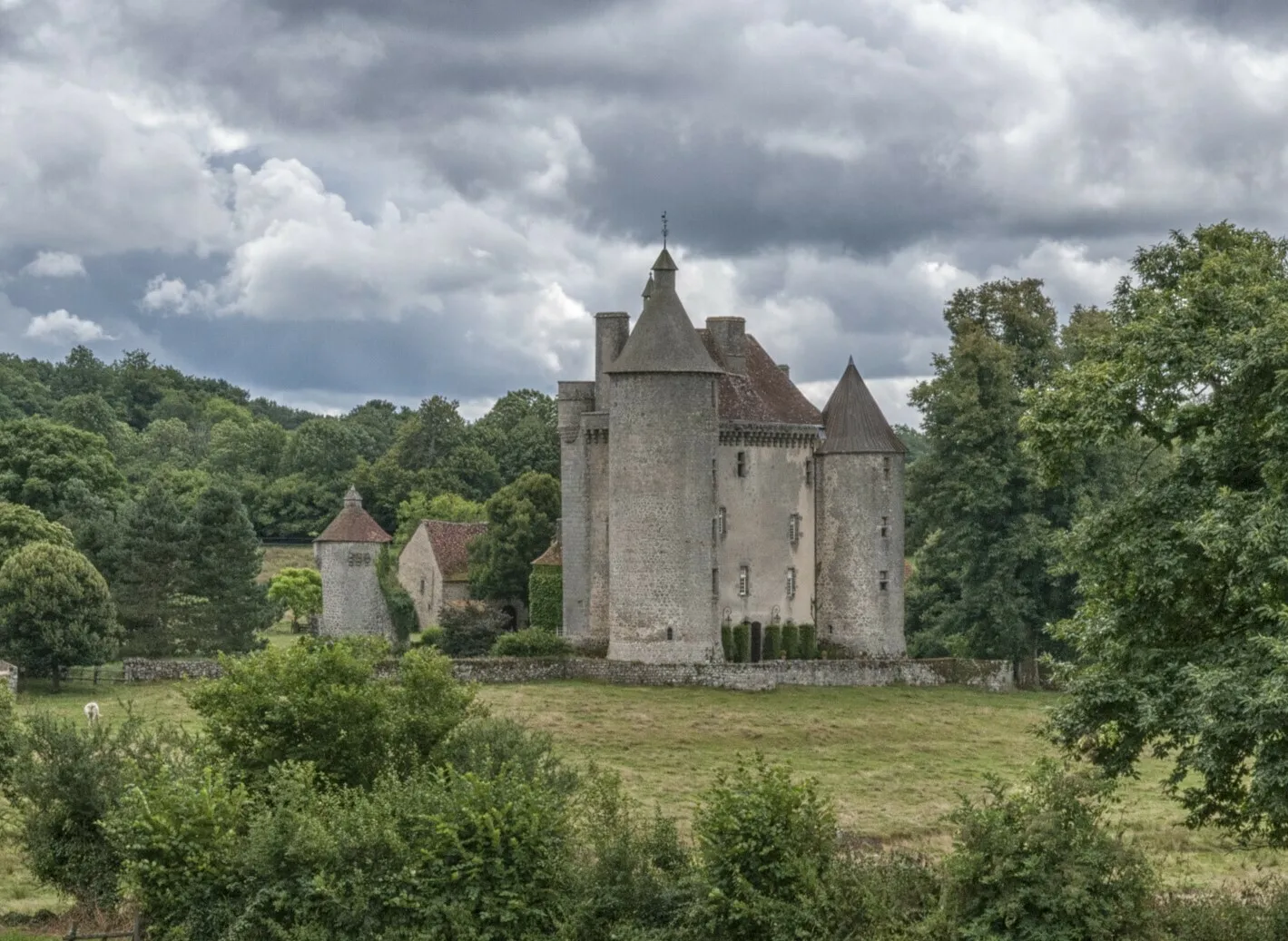 Image qui illustre: Visite guidée du château de Villemonteix à Saint-Pardoux-les-Cards - 0