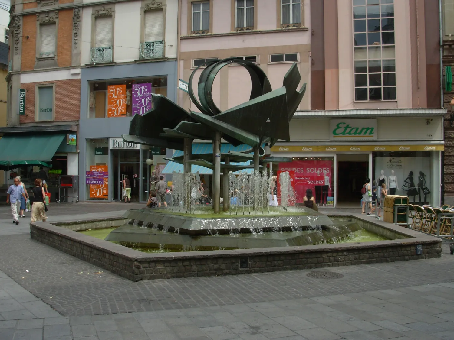 Image qui illustre: Fontaine Oiseau de Feu à Mulhouse - 0