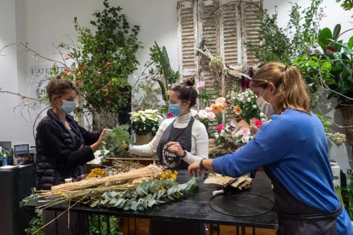 Image qui illustre: Réalisez votre cloche de fleurs séchées