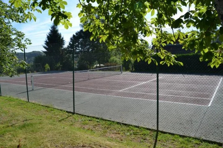 Image qui illustre: Court De Tennis De Saint-yrieix-sous-aixe