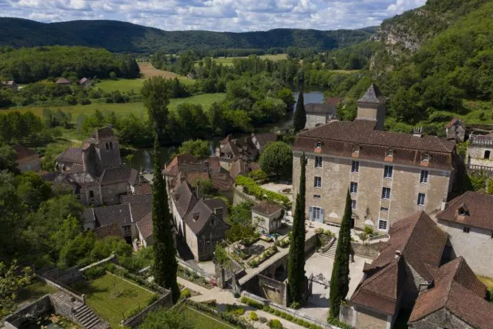 Image qui illustre: Visite commentée du château de Larnagol et jardins par les propriétaires