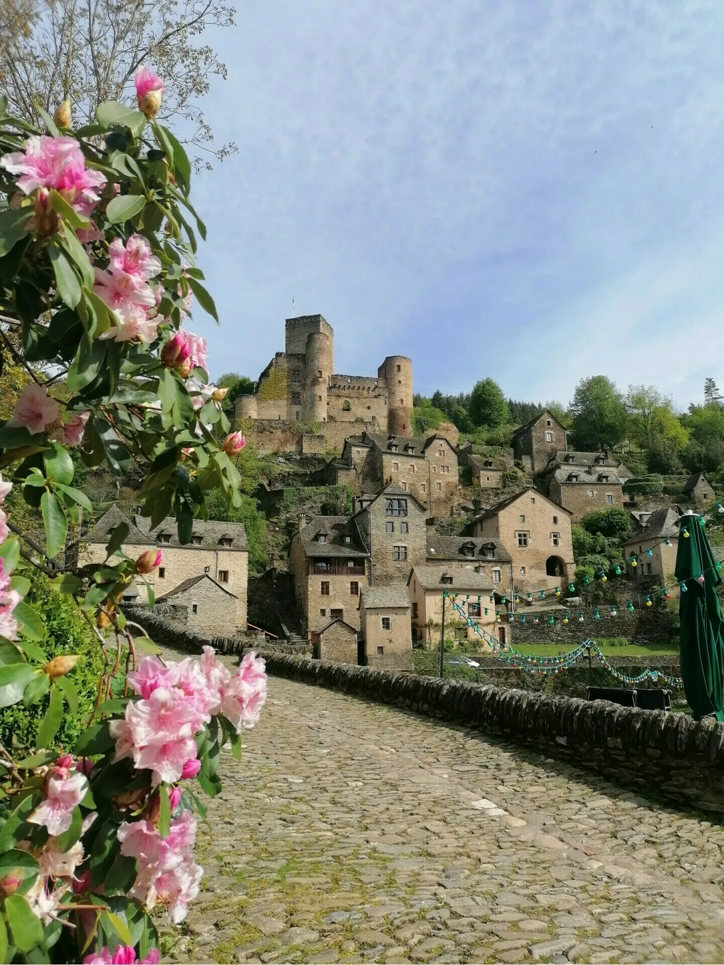 Image qui illustre: Découvrez l'un des  Plus Beaux Villages de France  grâce à une visite audioguidée à Belcastel - 0