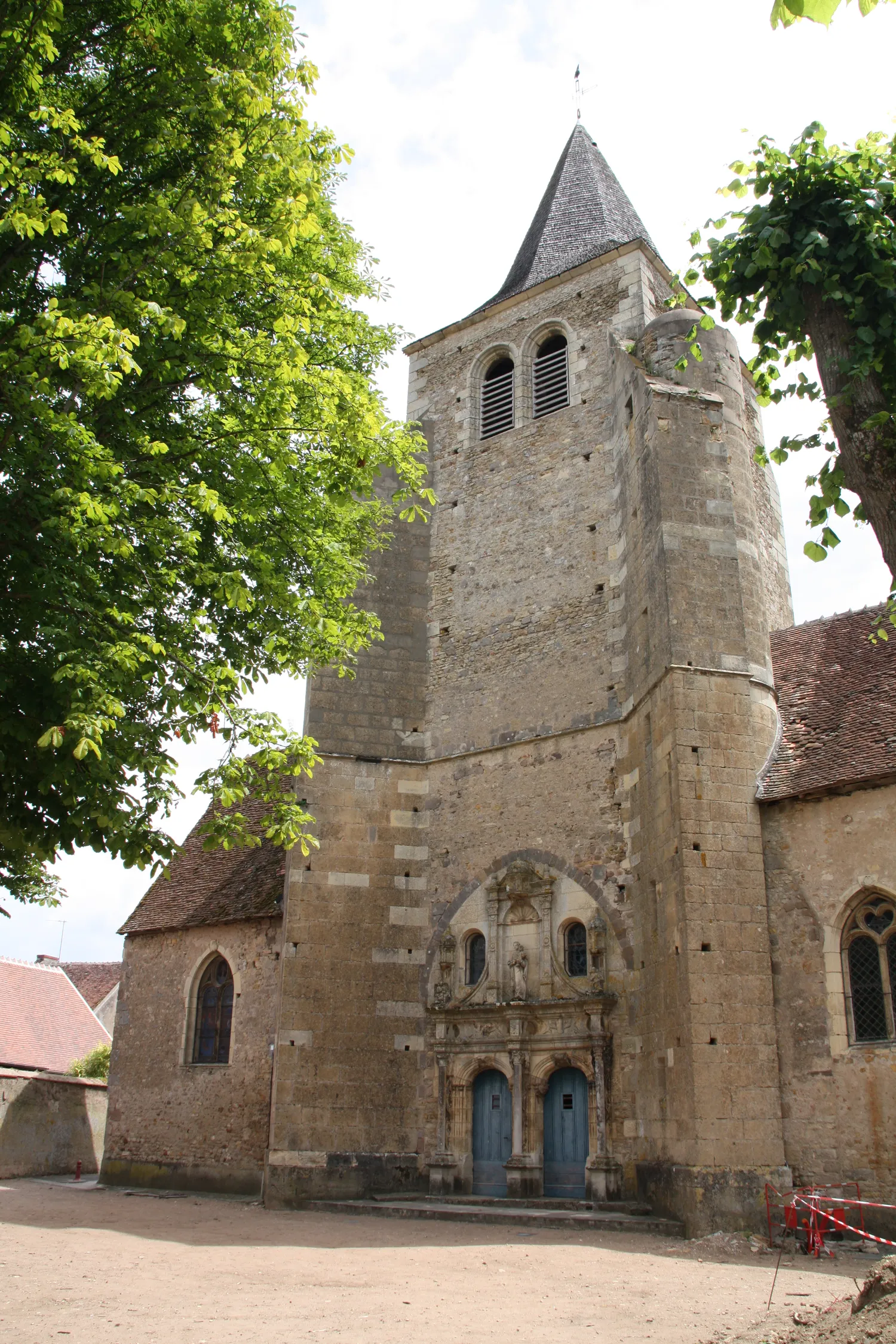 Image qui illustre: Église Saint-étienne à Ainay-le-Château - 0