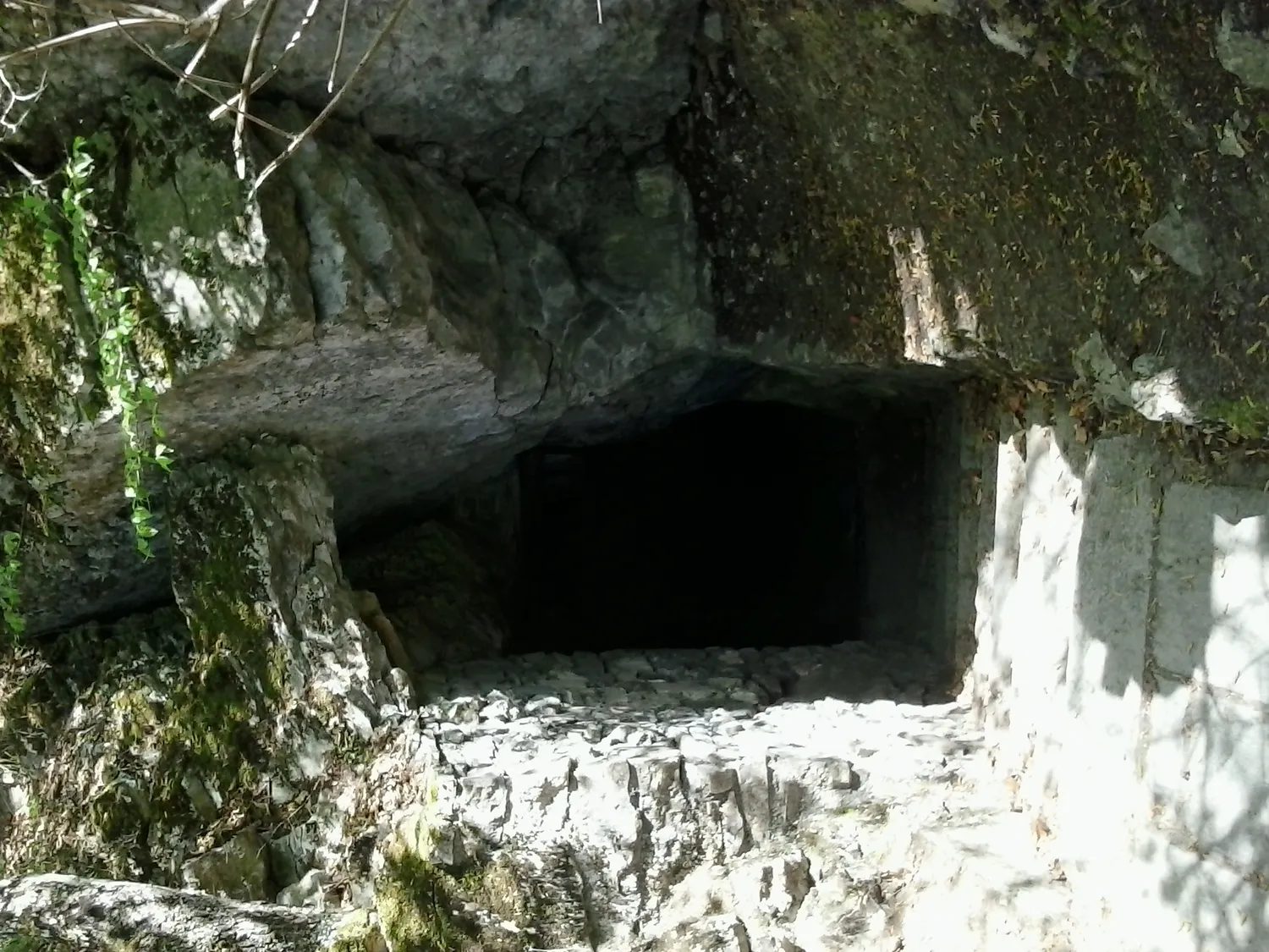 Image qui illustre: La Grotte De Nichet à Fromelennes - 0