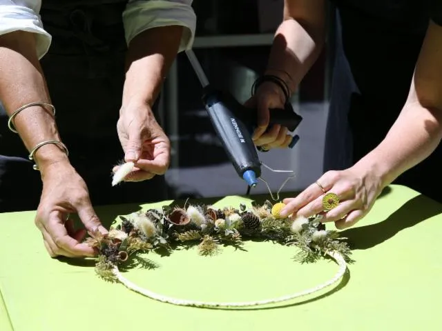 Image qui illustre: Composez votre couronne de fleurs séchées