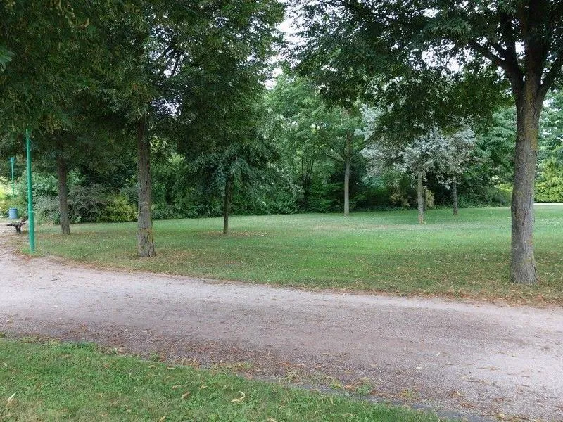 Image qui illustre: Grand parc : jardin, aire de jeux, sentier pied nus à Marckolsheim - 0
