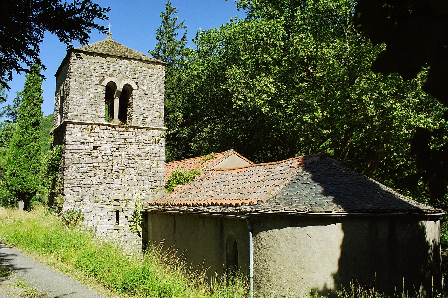 Image qui illustre: Chapelle Notre-dame-de-nize Et La Fontaine Des Yeux à Lunas - 0