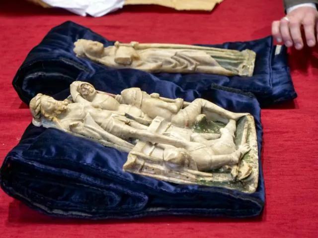 Image qui illustre: Exposition des bas-reliefs en albâtre  la résurrection du Christ  et  Sainte-Catherine