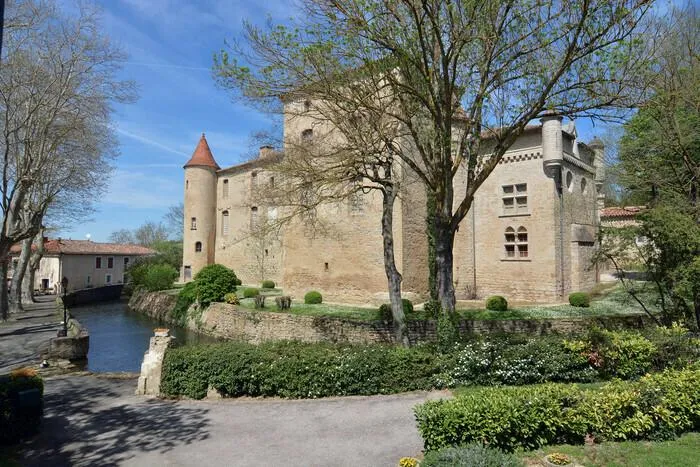 Image qui illustre: Venez visiter librement l'édifice Belflou (jardin et intérieur)