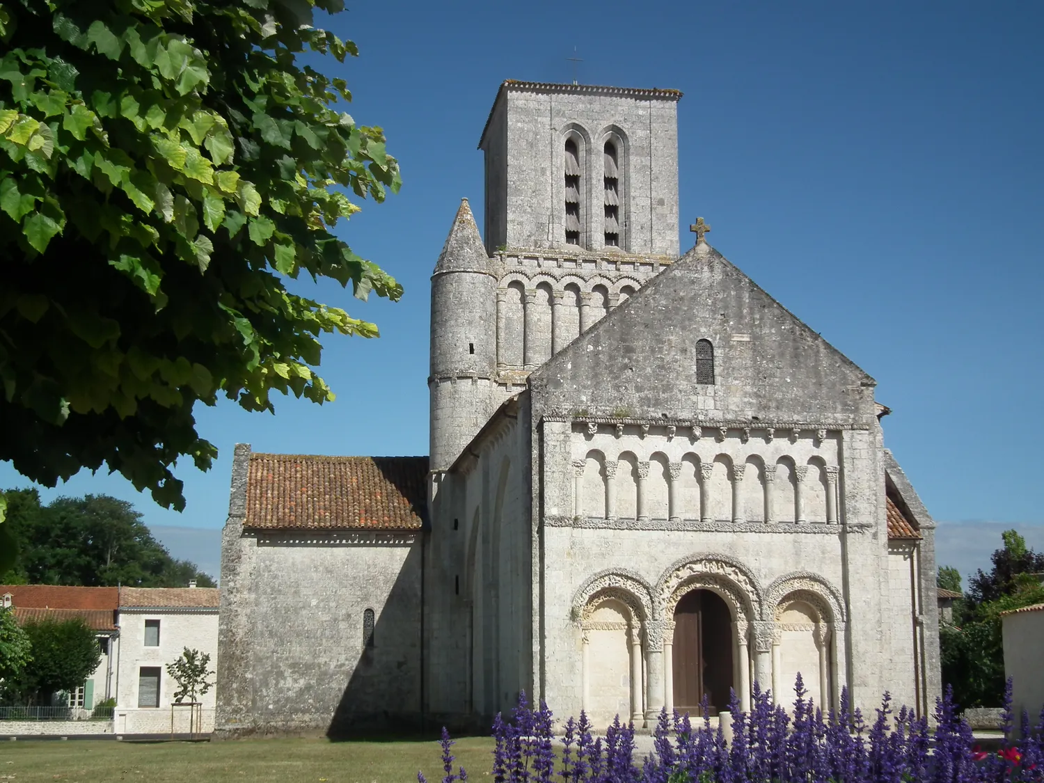 Image qui illustre: Église Notre-Dame de Corme-Écluse à Corme-Écluse - 0