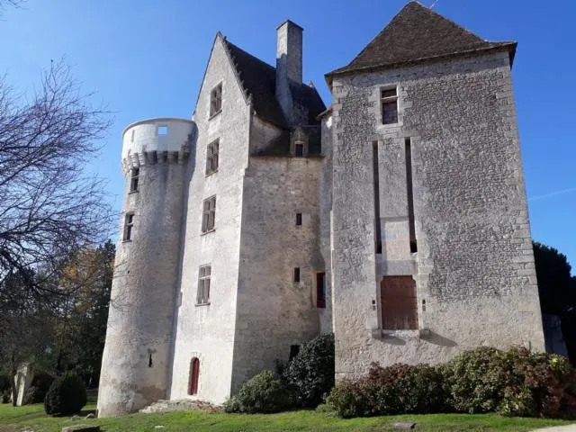 Image qui illustre: Visite Des Extérieurs Et Des Souterrains Du Château