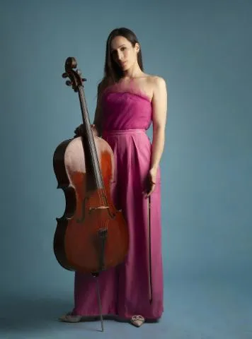 Image qui illustre: Concert des Suites pour violoncelle seul de Bach, par la violoncelliste Julie Sévilla Fraysse