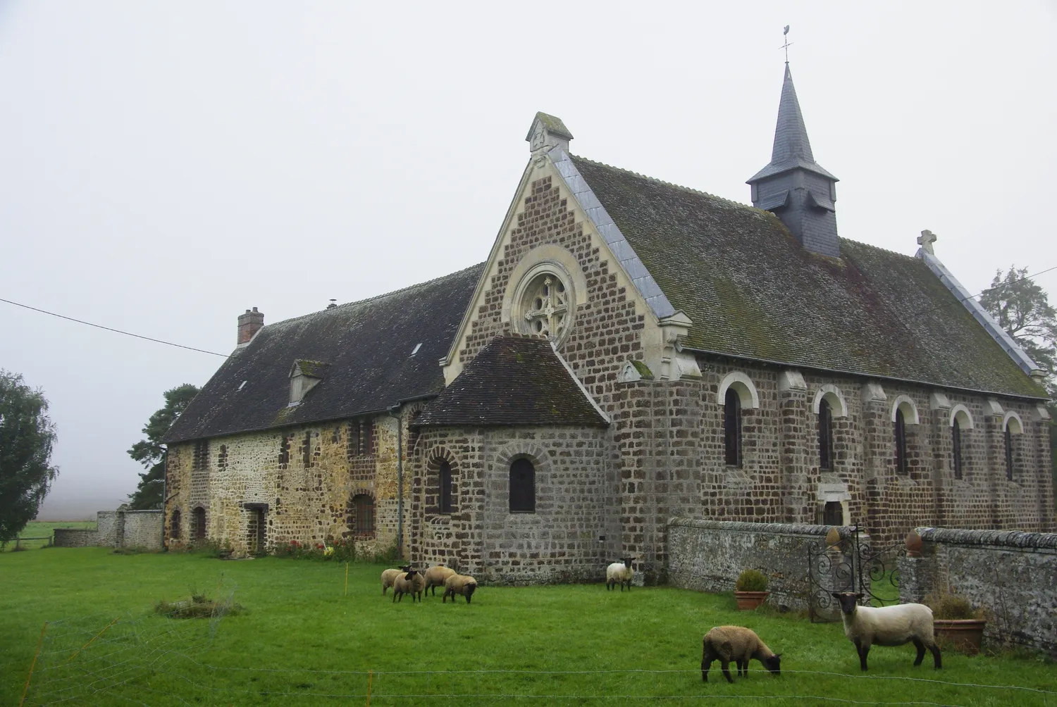 Image qui illustre: Visite guidée de la chapelle et de la crypte à Les Baux-de-Breteuil - 0
