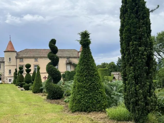 Image qui illustre: visite libre et guidée du jardin du château de Mons à Arlanc, de style italien, topiaires, verger, jardin des simples