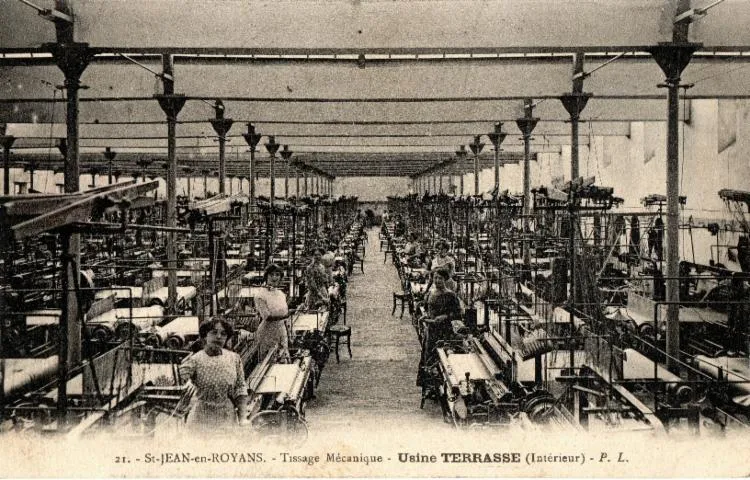 Image qui illustre: Exposition extérieure sur l'histoire de l'usine de tissage - L'artsolite