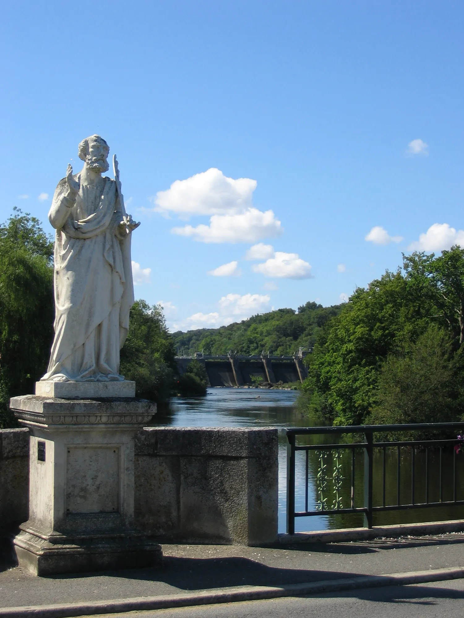 Image qui illustre: Le pont Saint-Sylvain et sa statue  à L'Isle-Jourdain - 0